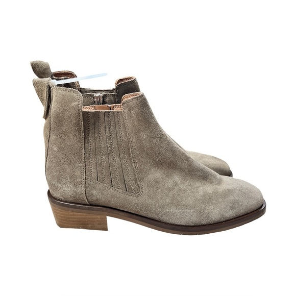 NWOB Aquatalia Carmie Weatherproof Suede Chelsea Booties Light Taupe Gray 7 Chic - Picture 1 of 15